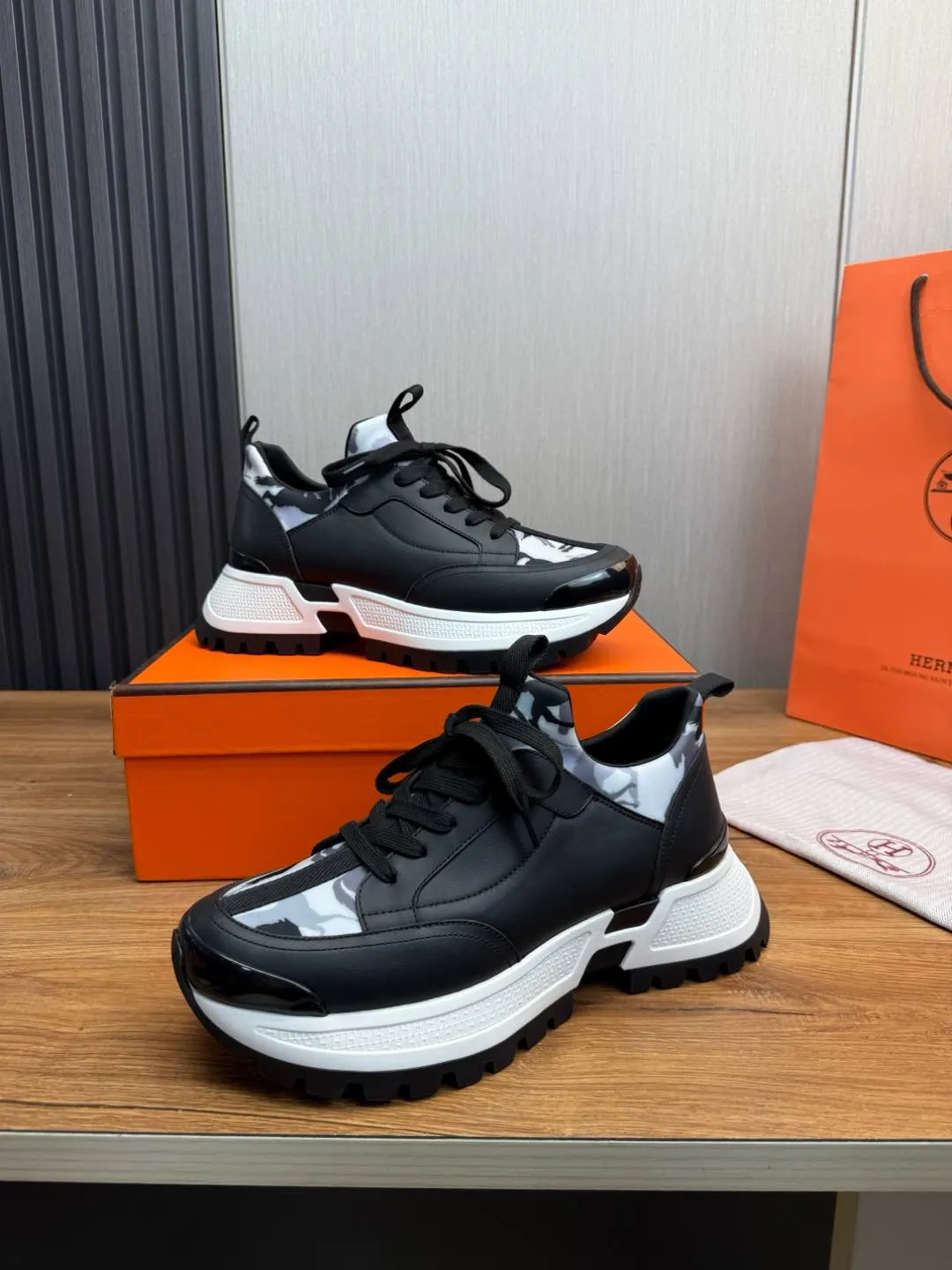 Men's men's shoes 💰780💰 HERMES/Hermès ** men's sports shoes The uppers are made of printed high-tech jersey fabric and calfskin sports shoes. The oversized sole features a geometric pattern and signature "H" detailing for an outdoor style. Black rubber sole, white rubber midsole, black and orange rubber inserts, tundra green lambskin insole, black high-tech canvas lining! Size: 39-40-41-42-43-44 (customized in 38.45)